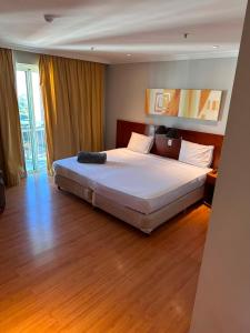 a bedroom with a large bed in a room at Flat na Barra da Tijuca - Premium - Com Cozinha, Microondas, Estacionamento, Balsa para Praia, Academia, Muito lindo, Confortável e Aconchegante in Rio de Janeiro +97 photos