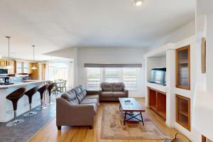 a living room with a couch and a kitchen at Nonpariel Escape in Paso Robles
