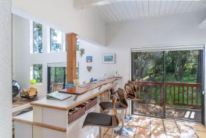 a home office with a desk and chairs at The Silver Lady in Cambria
