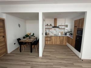 a kitchen and dining room with a table and chairs at Suite Vlady in Cuenca