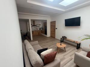 a living room with a couch and a table at Suite Vlady in Cuenca