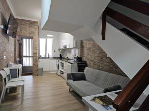 a living room with a couch and a kitchen at Real 43 Buen camino in Neda