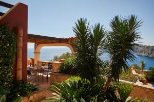 ポルト・ダンドラッチにあるLas Escaleras - Villa SIKA - 4Gの海の景色を望むパティオ付きの家