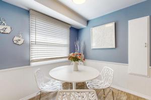 a dining room with a white table and chairs at Evening Oasis in Orange