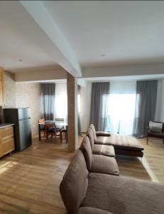 a living room with a couch and a television at Casa da Tá in Espargos