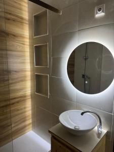a bathroom with a sink and a mirror at Casa da Tá in Espargos
