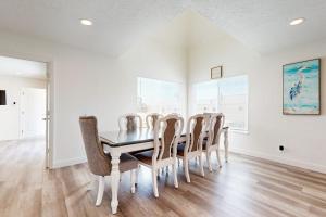 a dining room with a table and chairs at Sunny Days in Newport Beach