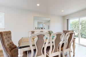 a dining room with a table and chairs at Sunny Days in Newport Beach +17 photos