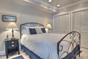 a bedroom with a large bed and two lamps at San Clemente - Monterey D in San Clemente