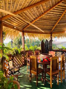 a patio with a table and chairs under a wooden pergola at Casa Quietude - Manaus - Manacapuru in Manacapuru