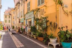 a city street with plants on the side of a building at Le cœur du Panier in Marseille