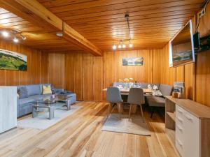 a kitchen and living room with a table and a couch at Litzlhof Kraftplatzl in Itter