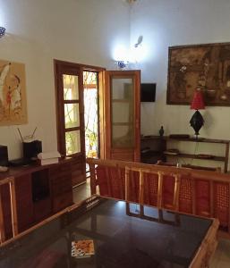 a living room with a glass table and a door at VILLA Alia in Nianing