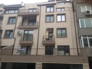 an apartment building in a city with balconies at Studio Manushev in Sandanski