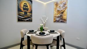 a dining room with a table and chairs at برج الهندي in Cairo