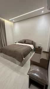 a bedroom with a large bed in a room at سويت بغرفة نوم شوحط in Abha
