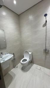 a bathroom with a toilet and a sink at سويت بغرفة نوم شوحط in Abha
