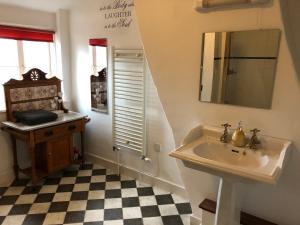 a bathroom with a sink and a mirror at The Coachmakers Arms in Wallingford