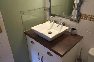 a bathroom with a white sink and a mirror at The Coachmakers Arms in Wallingford