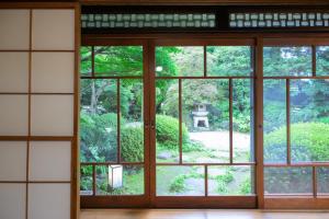 an open door with a view of a garden at 丹徳庭園 in Kawagoe