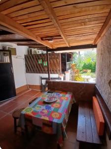 a room with a table and a table sidx sidx sidx at Toucherit Standar in La Mira