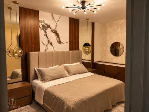a bedroom with a bed and a chandelier at Casa Palermo con Jacuzzi in Los Mochis