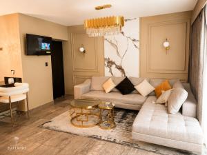 a living room with a couch and a table at Casa Palermo con Jacuzzi in Los Mochis