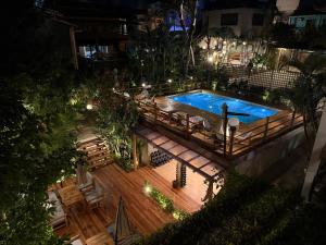 an overhead view of a swimming pool at night at Pousada Encantos de Arraial in Arraial d'Ajuda