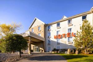 a building with a hotel sign in front of it at Hôtel TERRA Laurentides in Sainte-Agathe-des-Monts