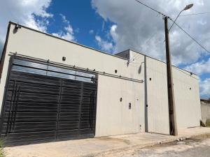 a white building with a large garage door at Casa Dunas douradas in Barreirinhas