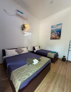 a room with two beds in a room with at Riverston Hideaway in Matale