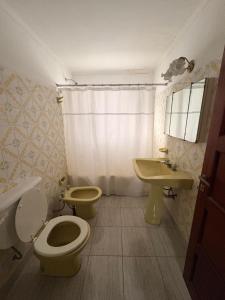 a bathroom with a toilet and a sink at Casa Encuentro in Pringles