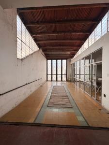 an empty room with windows and a rug on the floor at Casa Encuentro in Pringles