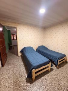 a room with two beds in a room at Casa Encuentro in Pringles