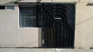a black gate on the side of a building at Práctico y céntrico departamento in Salamanca
