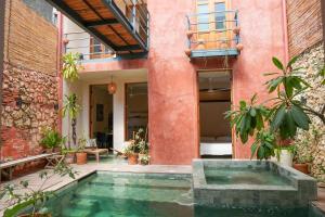 a house with a swimming pool in the courtyard at Domus Santa Barbara Apartments with Pool in Santo Domingo