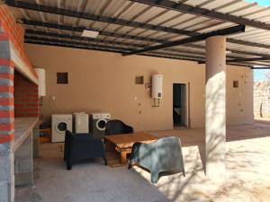 a patio with a table and chairs and washing machines at Hospedaje Don Antonio 1 in Tinogasta