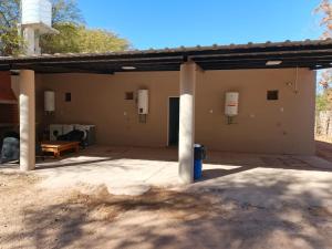 an empty garage with two large columns at Hospedaje Don Antonio 1 in Tinogasta