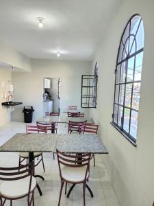 ein Esszimmer mit Tisch und Stühlen in der Unterkunft Pousada Sol do Centro - Dom Kilmer in Fortaleza