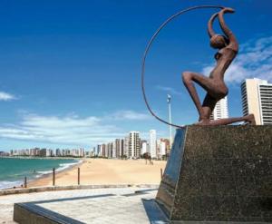 eine Statue einer Frau mit einem Hula-Hoop-Reifen am Strand in der Unterkunft Pousada Sol do Centro - Dom Kilmer in Fortaleza