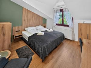a bedroom with a bed and a couch at ParkNest - Apartmani i sobe in Apatin