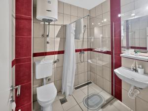 a bathroom with a toilet and a shower and a sink at ParkNest - Apartmani i sobe in Apatin +11 photos