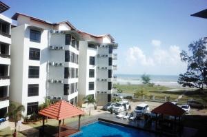 甘邦斯蓋烏拉的住宿－薩姆蘇里亞度假公寓，享有酒店游泳池和大海的景色