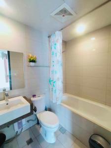 a bathroom with a toilet and a tub and a sink at Classy 1Bedroom with Balcony in Punta Engaño