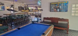ein Billardtisch in einem Raum mit einer Bar in der Unterkunft Ryans Resort in Prasat