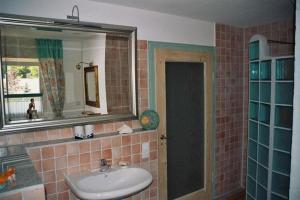 ein Bad mit einem Waschbecken und einem Spiegel in der Unterkunft Ferienwohnung Guder in Bayerisch Gmain