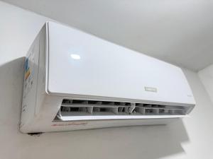 a white toaster oven hanging from a ceiling at Ap em bairro nobre com garagem e ar in Sobral
