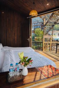 a bedroom with a bed and a table with water bottles at Ơ MÂY ZING Homestay in Bắc Yên +28 photos