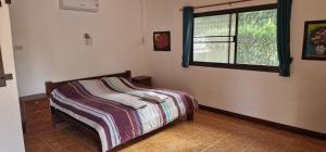 ein kleines Schlafzimmer mit einem Bett und einem Fenster in der Unterkunft Ryans Resort in Prasat + 169 Fotos