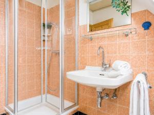 a bathroom with a sink and a shower at Küstenlounge Dornumersiel in Dornum